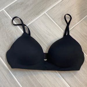Victoria Secret wireless t-shirt bra in black